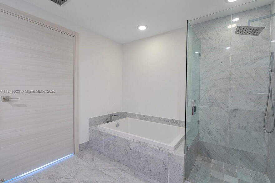 Building Photo - 801 S Miami Ave