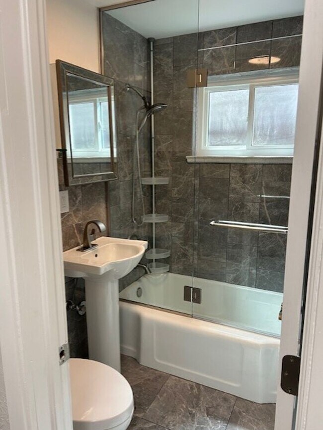 Building Photo - Newly Remodeled Duplex