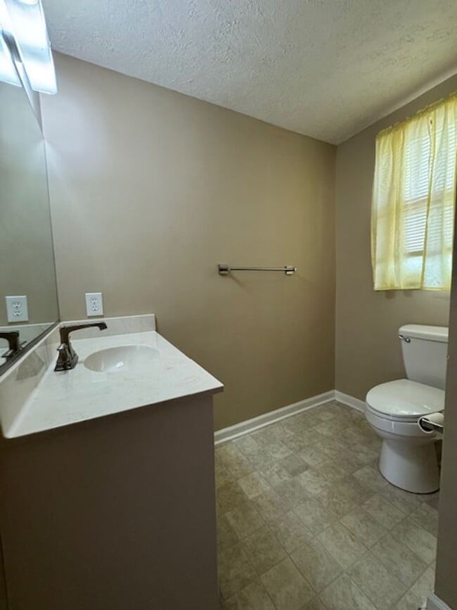 Building Photo - 709 Luther Dr