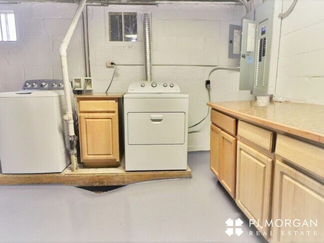 Building Photo - 5022I