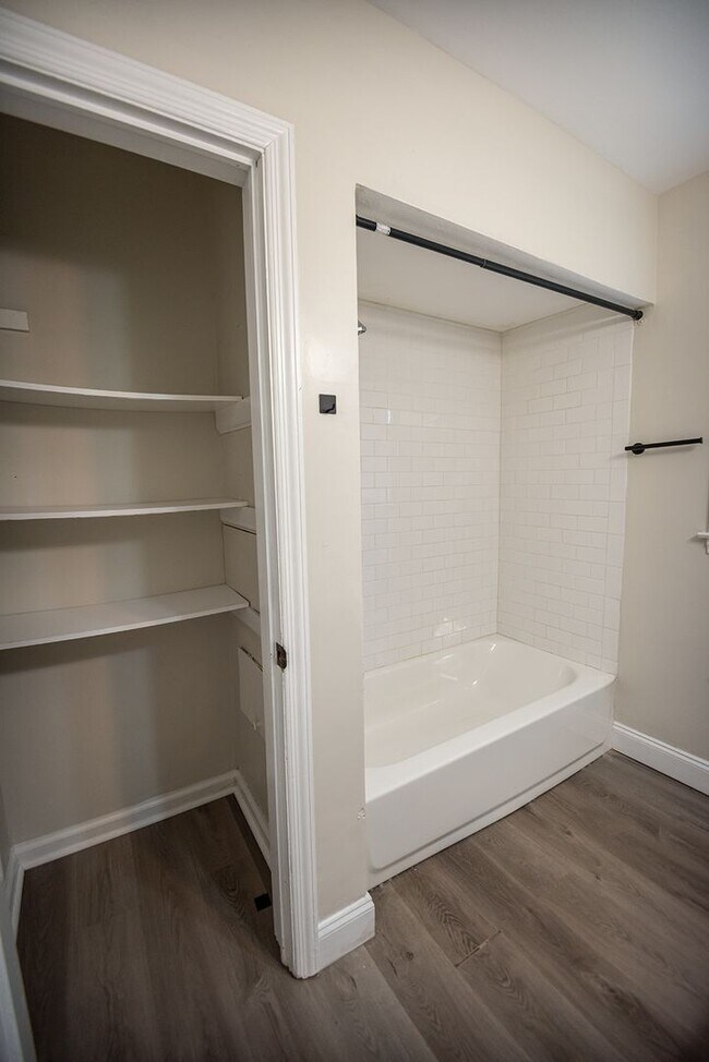 Building Photo - Beautiful home available today!