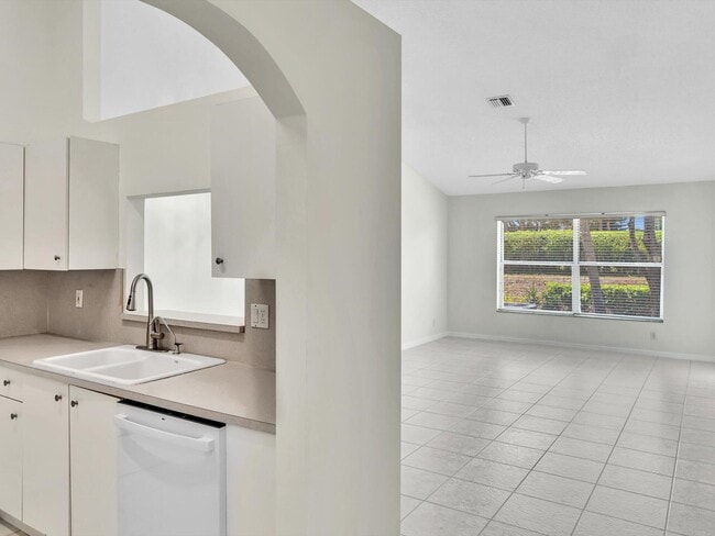 Building Photo - 6094 Lake Hibiscus Dr