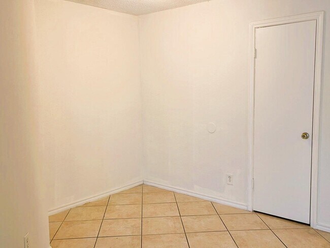 Building Photo - 1307 Brenda Ln