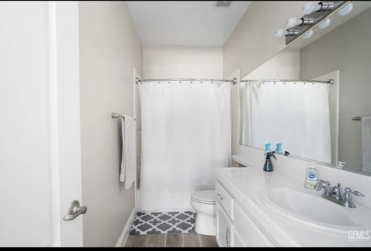 Top Shared Bathroom - 5401 Vista del Mar Ave