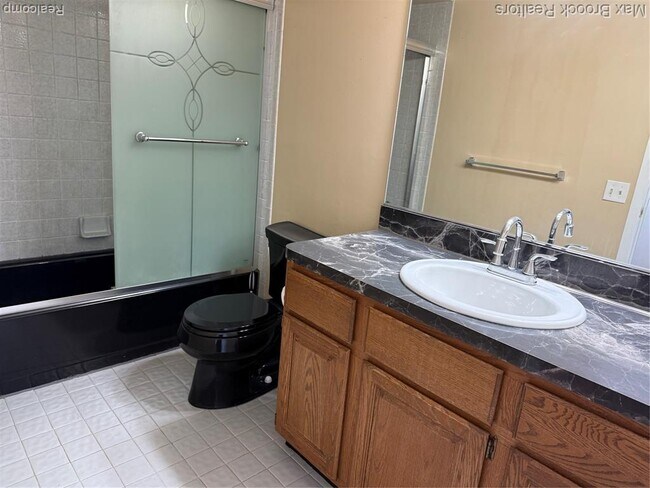 Building Photo - 6670 Maple Lakes Dr