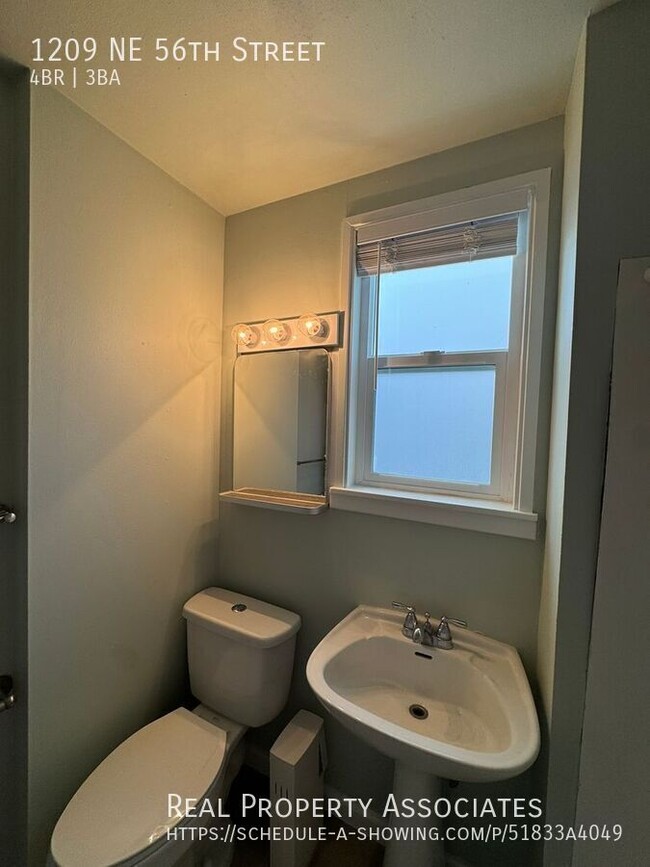 Building Photo - 1209 NE 56th St