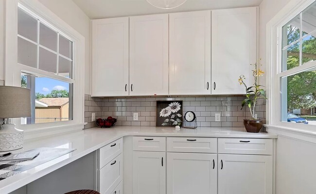 Building Photo - Fully renovated 3 bed 2 bath home on the B...