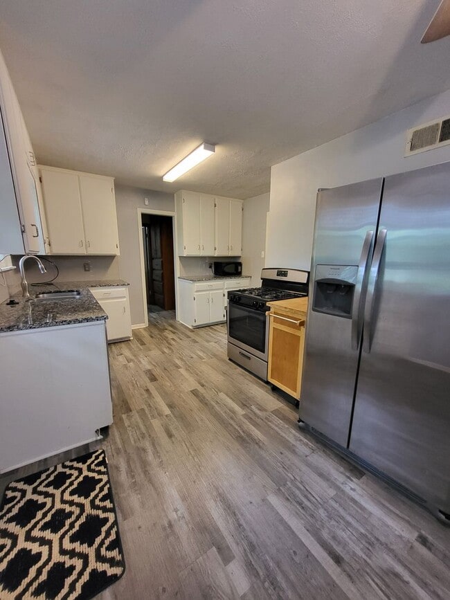 Building Photo - PRELEASING for Aug 7th! (3-4) Bedroom/(2) Bath Close to Campus!