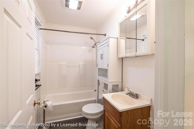 Building Photo - 2205 Ln St