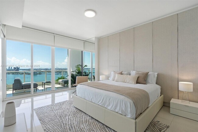 Building Photo - 2020 N Bayshore Dr