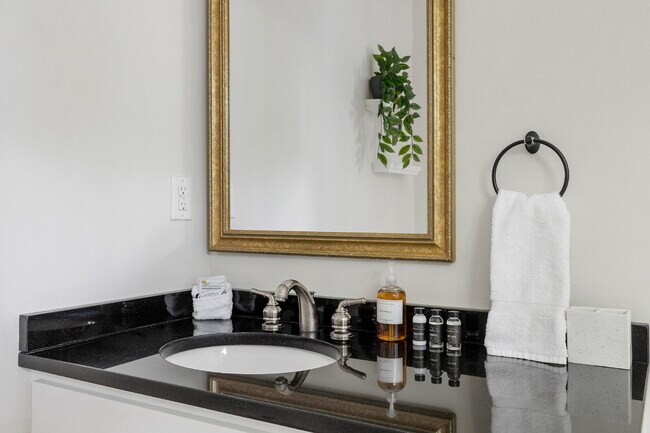 Building Photo - The Laurens Cottage | University Hill