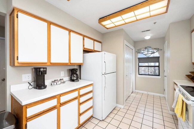 Building Photo - 350 S Wildwood Dr