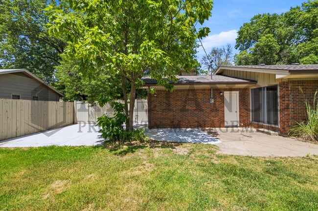 Building Photo - 8115 E Mockingbird St