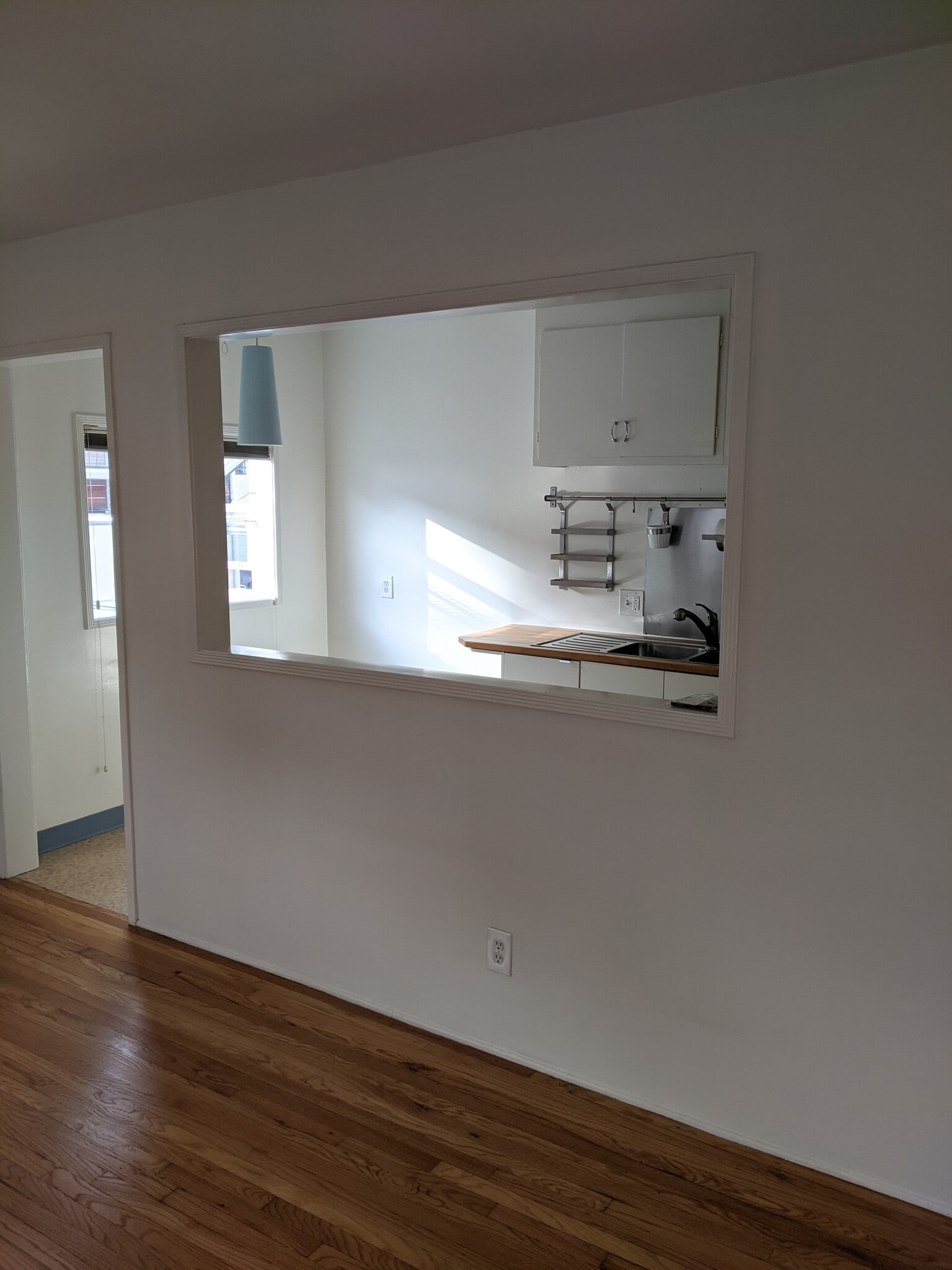 Building Photo - 1546 Rendall Pl