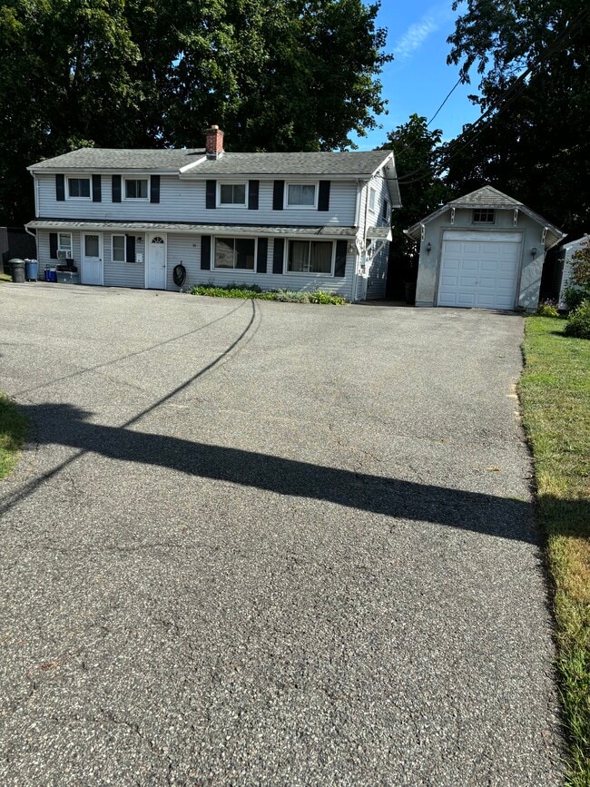 Building Photo - 10 E Lake Ter