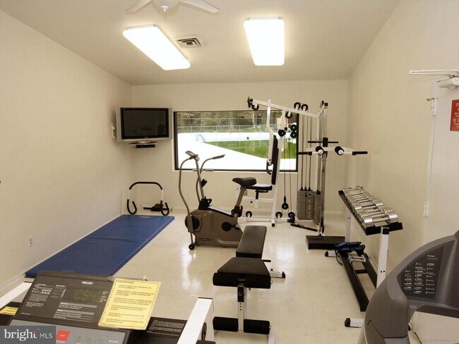 Building Photo - 4960 Sentinel Dr