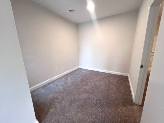 Building Photo - 419 S 17th St