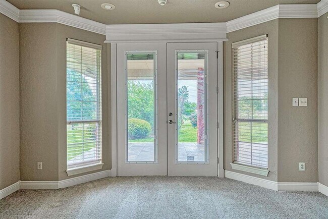 Building Photo - Amazing Home in Desirable Location