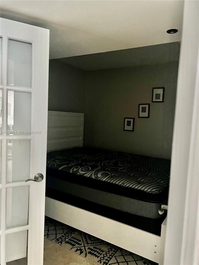 Building Photo - 1717 N Bayshore Dr