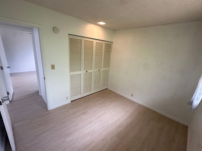 Building Photo - Single Level - 3 Bedroom, 2 Bath SINGLE FA...