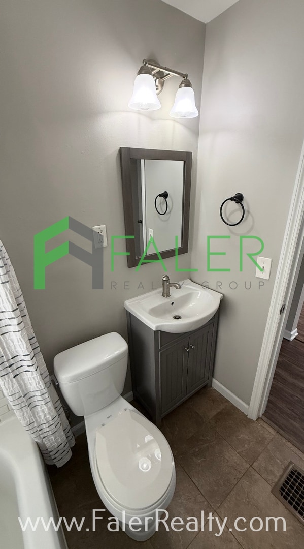 Building Photo - Show-stopping rental available!