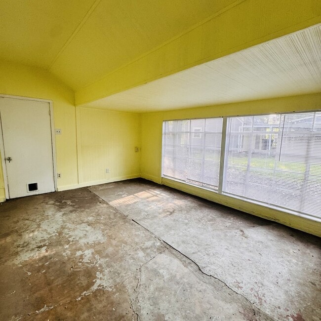 Building Photo - 3148 Alamo Ave