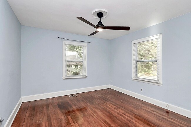 Building Photo - Cozy 2 Bedroom Home in Oakhurst!