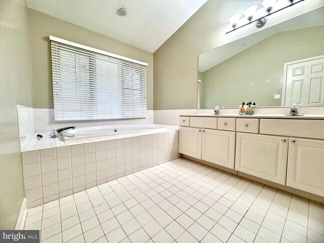 Building Photo - 11433 Hollowstone Dr