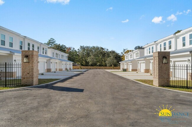 Building Photo - Stunning 3 Bedroom Townhome in a Gated Com...