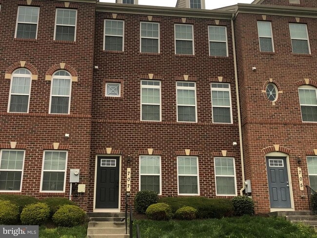Building Photo - 707 Addison Rd S