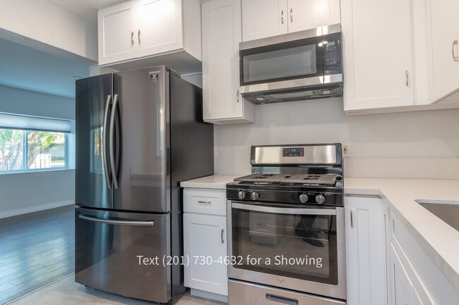 Building Photo - 4 Bedroom, 2 Bath House with Garage