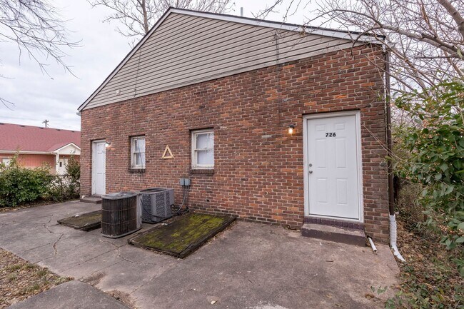 Building Photo - 726-728 W Saint Catherine Street