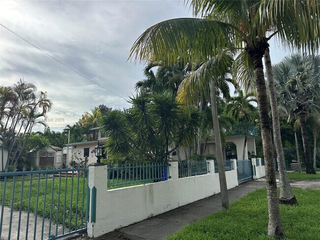 Building Photo - 1321 SW 14th Ave