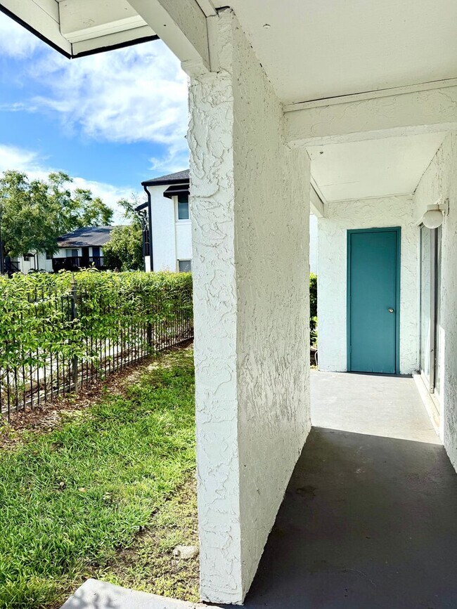 Building Photo - Avalon 2Bedrooms/1Bath Condo with front-row pool view!