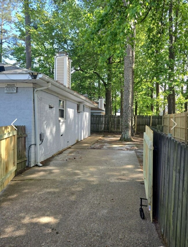 Building Photo - 703 S Rosemont Rd