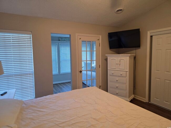 Building Photo - 1 Club Cir