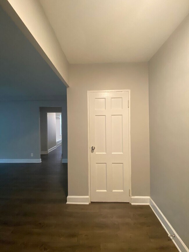 Building Photo - Updated Two Bed Two Bath Apt in Dogtown!