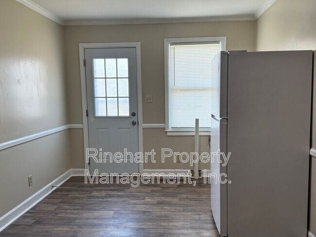 Building Photo - 242 S Cherry Rd