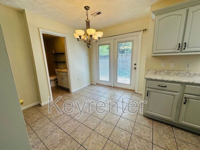 Building Photo - 2207 Crestpark Rd