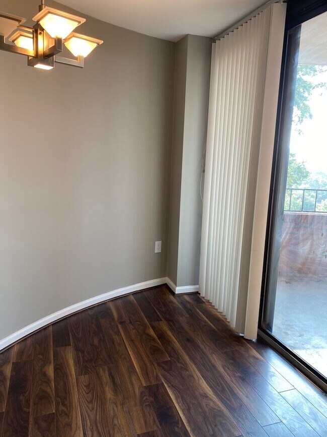 Building Photo - wh401