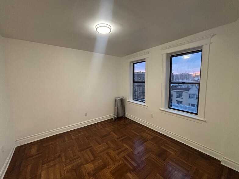 Building Photo - 160 59th St