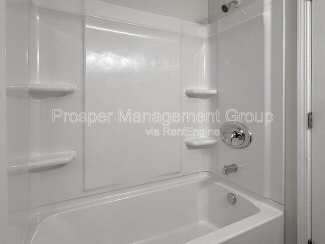Building Photo - 17 Stratton Dr