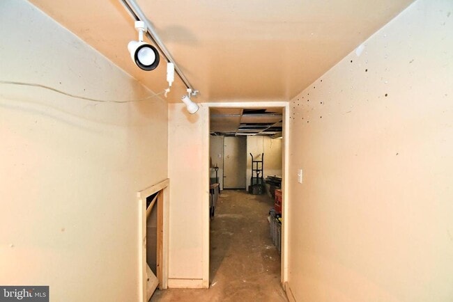 Building Photo - 242 E 8th Ave