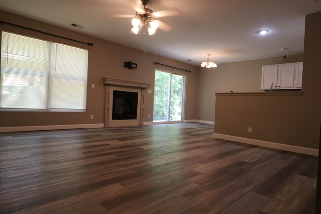 Building Photo - 2428 Deerfield Blvd