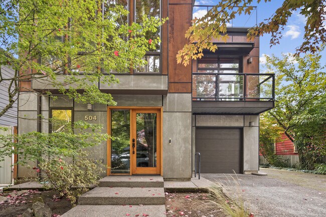 Building Photo - 504 NE Brazee St