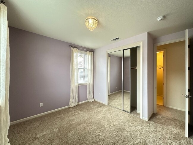 Building Photo - Large 4 Bedroom House in Hiddenbrook Commu...