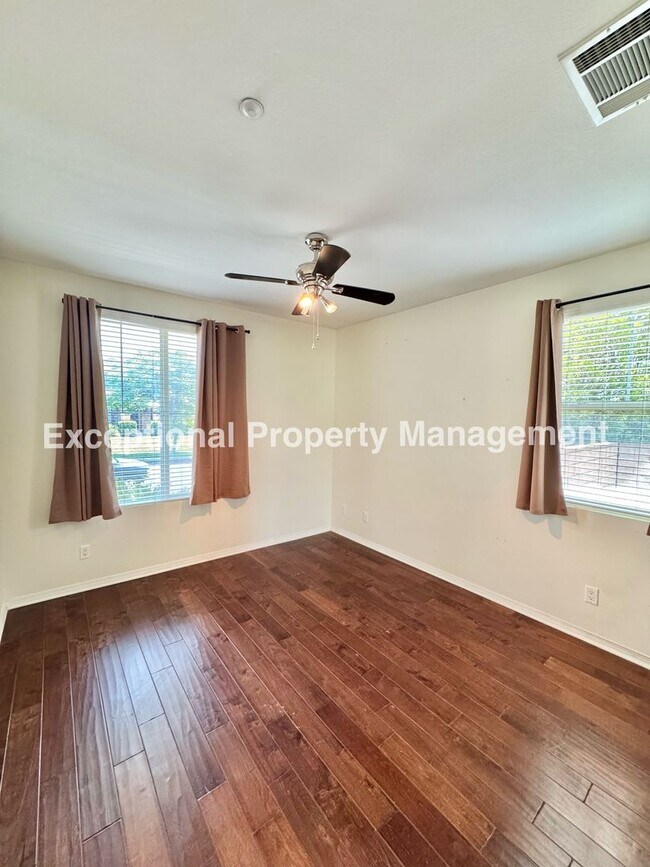 Building Photo - Beautiful 3 bedroom 3 bathroom single stor...