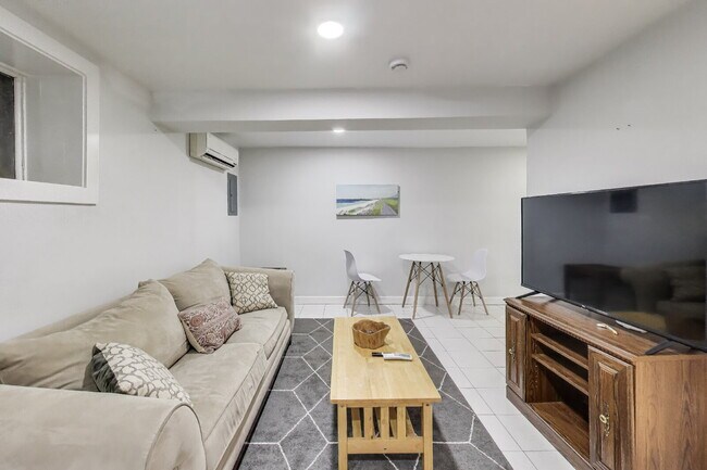 Building Photo - 646 Keefer Pl NW