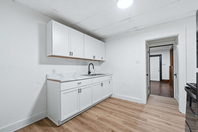 Building Photo - Freshly Updated 3BR Home