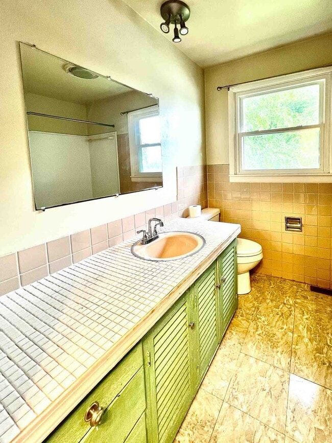 Building Photo - 5 bedroom, 2 bathroom house (29 East Terrace)